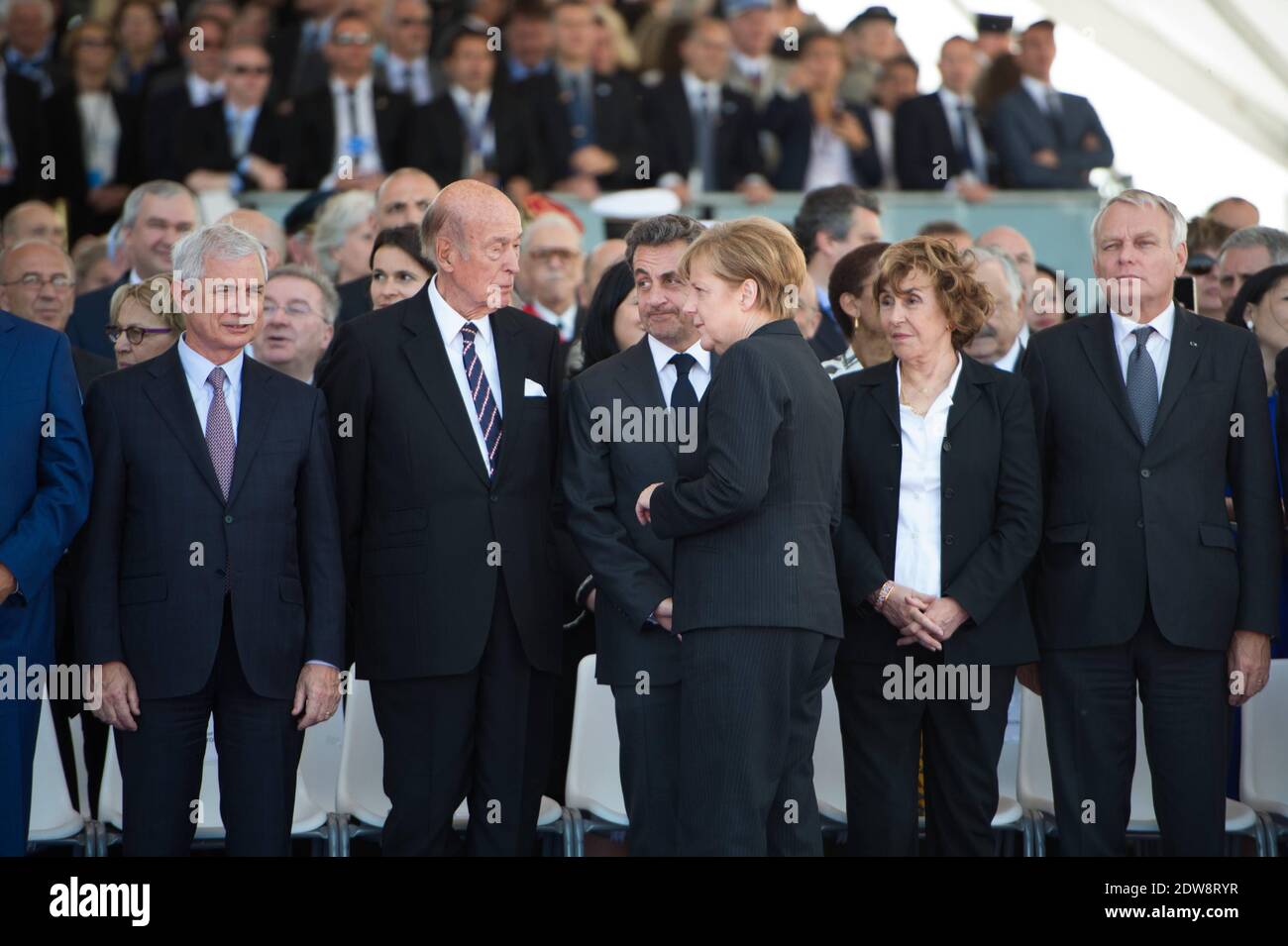 Ex presidenti francesi Valery Giscard d'Estaing e Nicolas Sarkozy , ex primo ministro francese Edith Cresson , ex primo ministro Jean-Marc Ayrault e cancelliere tedesco Angela Merkel.cerimonia internazionale di commemorazione del D-Day a Ouistreham nell'ambito del 70° anniversario dello sbarco del D-Day della seconda guerra mondiale, a Sword Beach, Ouistreham, Normandia, Francia, il 06 giugno 2014. Foto di Laurent Chamussy/piscina/ABACAPRESS.COM Foto Stock