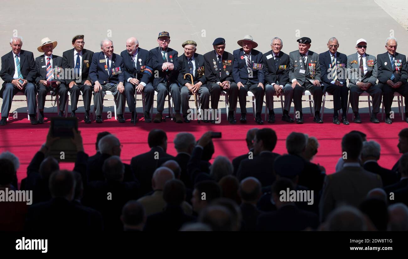 I veterani della seconda guerra mondiale si siedono di fronte ai leader mondiali durante una cerimonia internazionale che celebra il 70° anniversario degli sbarchi degli alleati il D-Day a Sword Beach a Ouistreham, in Normandia, Francia, il 06 giugno 2014. Più di 75,000 truppe canadesi e altre truppe del Commonwealth sbarcati sulle spiagge della Normandia il 06 giugno 1944, insieme agli Stati Uniti e ai francesi liberi, in un'invasione alleata di oltre 130,000. Altre 7,900 truppe britanniche sono state sbarcate da Air.l'invasione ha stabilito un secondo fronte cruciale nella Liberazione d'Europa dall'occupazione nazista, alla fine portando alla vittoria per gli alleati per Foto Stock