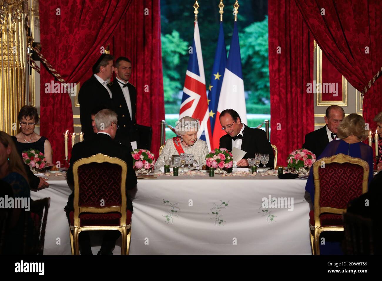 La Regina Elisabetta II della Gran Bretagna parla con il presidente francese Francois Hollande durante una cena di stato presso il palazzo presidenziale Elysee a Parigi, dopo le cerimonie di commemorazione del D-Day in Normandia, che segnano il 70° anniversario degli sbarchi alleati della seconda guerra mondiale in Normandia. Foto di Hamilton/Pool/ABACAPRESS.COM Foto Stock