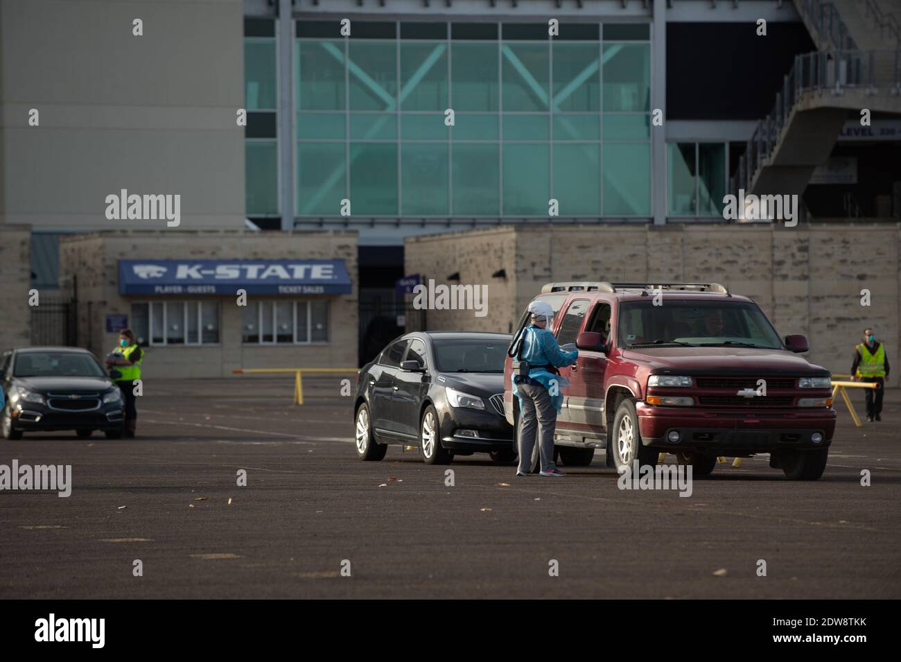 Manhattan, Kansas, Stati Uniti. 22 dicembre 2020. Il personale medico del reparto sanitario della contea di Riley amministra il vaccino moderna nel parcheggio del Bill Snyder Family Stadium presso la Kansas state University. Il vaccino moderna è arrivato nella contea di Riley martedì e 150 delle 200 dosi saranno somministrate in anticipo agli operatori sanitari di prima linea. Un secondo ciclo di dosi è previsto per arrivare entro la prossima settimana a due settimane. Credit: Luke Townsend/ZUMA Wire/Alamy Live News Foto Stock