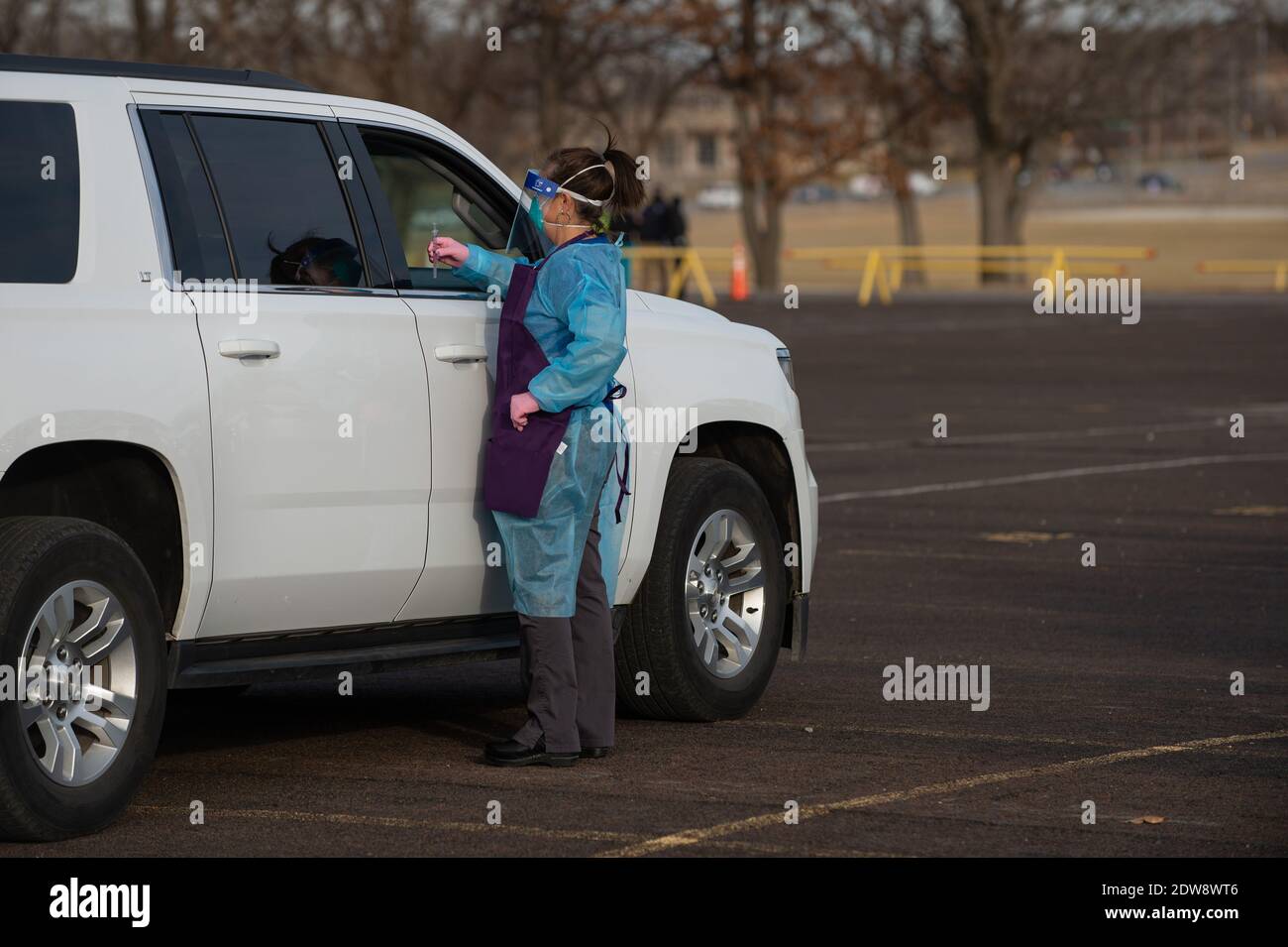 Manhattan, Kansas, Stati Uniti. 22 dicembre 2020. Il personale medico del reparto sanitario della contea di Riley amministra il vaccino moderna nel parcheggio del Bill Snyder Family Stadium presso la Kansas state University. Il vaccino moderna è arrivato nella contea di Riley martedì e 150 delle 200 dosi saranno somministrate in anticipo agli operatori sanitari di prima linea. Un secondo ciclo di dosi è previsto per arrivare entro la prossima settimana a due settimane. Credit: Luke Townsend/ZUMA Wire/Alamy Live News Foto Stock