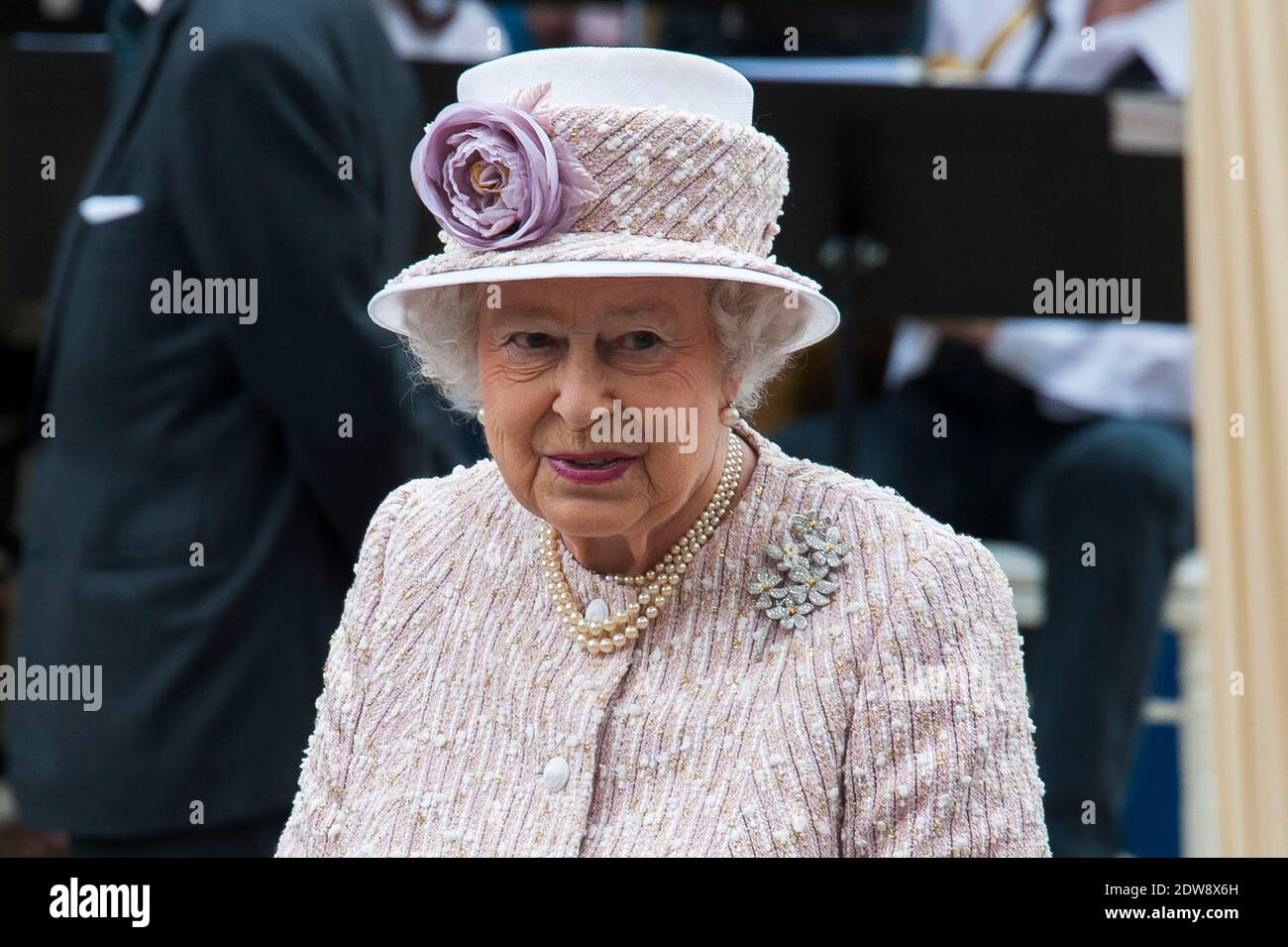 Regina Elisabetta II mentre cammina intorno al mercato dei fiori a Marche aux Fleurs - Reine Elizabeth II, vicino alla Cattedrale di Notre Dame a Parigi, quando la sua visita di Stato di tre giorni in Francia si conclude, Come parte delle cerimonie ufficiali in occasione del 70° anniversario della Liberazione, il 7 giugno 2014, a Parigi, Francia. Foto di Nicolas Genin/ABACAPRESS.COM Foto Stock