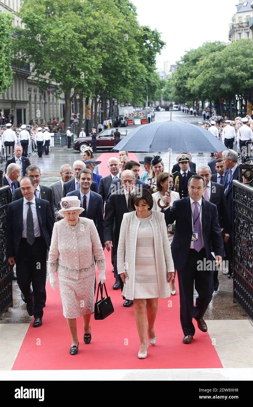 HM la Regina Elisabetta II e HRH il Duca di Edimburgo sono ricevuti dal sindaco della città francese Anne Hidalgo al municipio, come parte della visita di Stato di QueenÕs a Parigi, Francia, il 7 giugno 2014. Foto di Stephane Lemouton/ABACAPRESS.COM Foto Stock