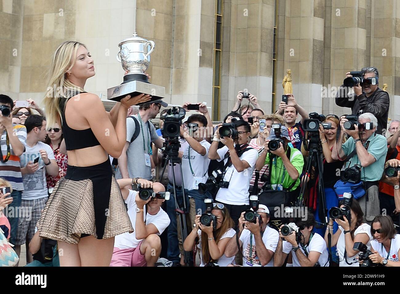 Maria Sharapova della Russia si pone davanti alla Torre Eiffel con la Coupe Suzanne Lenglen a Trocadero, dopo la sua vittoria nella partita finale femminile contro Simona Halep della Romania, il giorno quindici del French Open l'8 giugno 2014 a Parigi, Francia. Foto di Laurent Zabulon/ABACAPRESS.COM Foto Stock