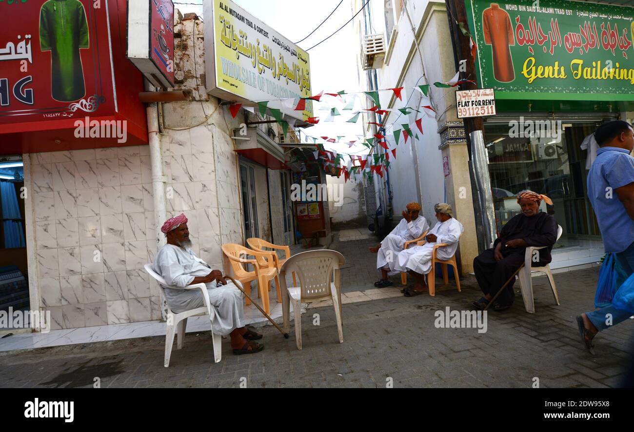 Uomini Omani che socializzano nel centro di sur, Oman. Foto Stock