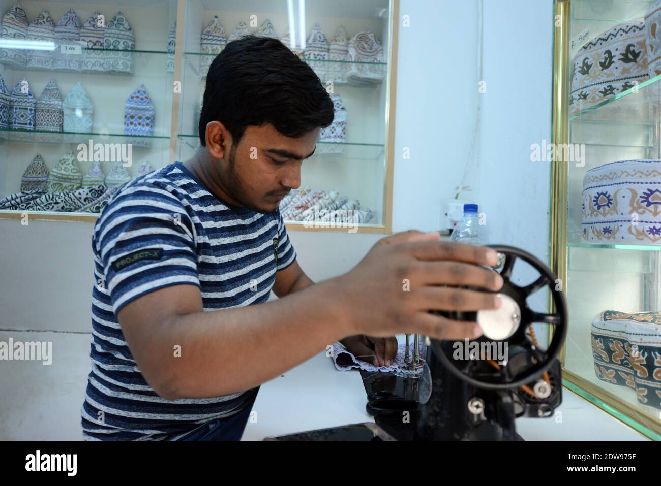 Un sarto Omani che lavora su un cappello Omani tradizionale ( chiamato Kuma ) a sur, Oman. Foto Stock