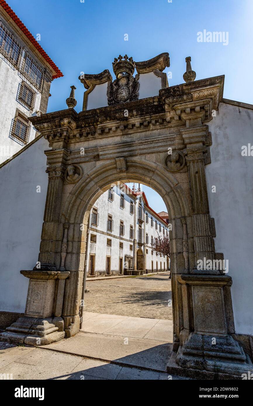Portico alla facciata principale del Monastero di Santa Maria ad Arouca, Portogallo Foto Stock