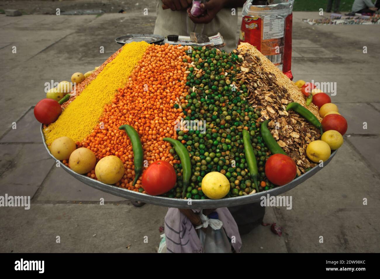 Vendita di cibo di strada a Jaipur, Rajasthan, India. Foto Stock