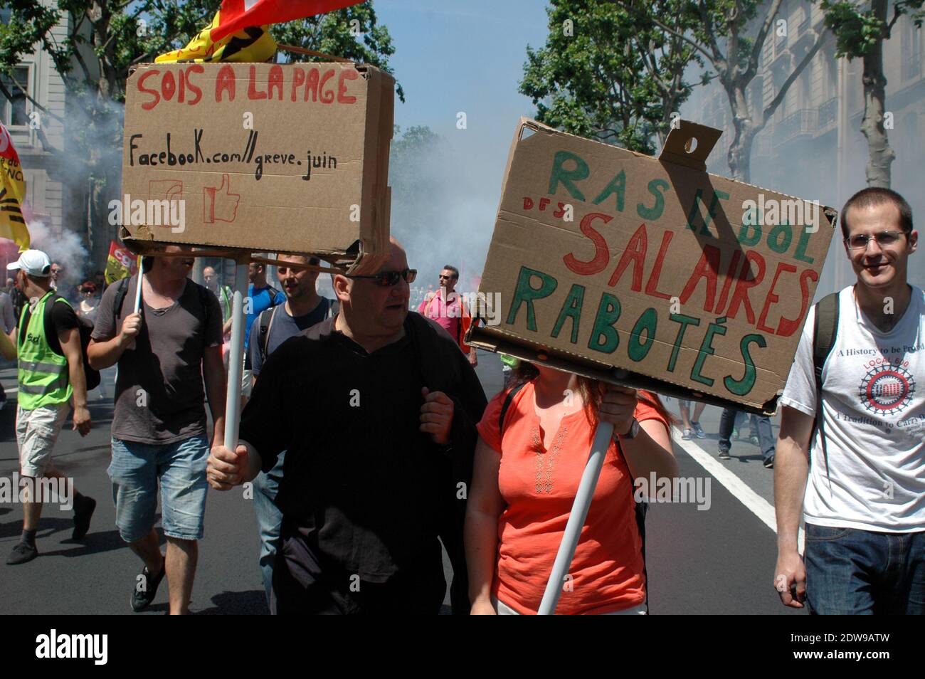 I gas lacrimogeni delle forze di polizia contro i manifestanti che si sono afferri sulle barriere di controllo della folla durante una dimostrazione da parte dei dipendenti della compagnia ferroviaria statale francese SNCF presso il Ministero dei Trasporti a Parigi, Francia, il 12 giugno 2014; il secondo giorno di uno sciopero a livello nazionale per protestare contro un progetto di riforma ferroviaria del governo. Uno sciopero ferroviario nazionale convocato dai sindacati per protestare contro una proposta di riforma ferroviaria volta a contenere il crescente debito del settore, iniziata la sera di giugno 10, è stato rinnovato una seconda volta per altre 24 ore il 12 giugno. Foto di Alain Apaydin/ABACAPRESS.COM Foto Stock