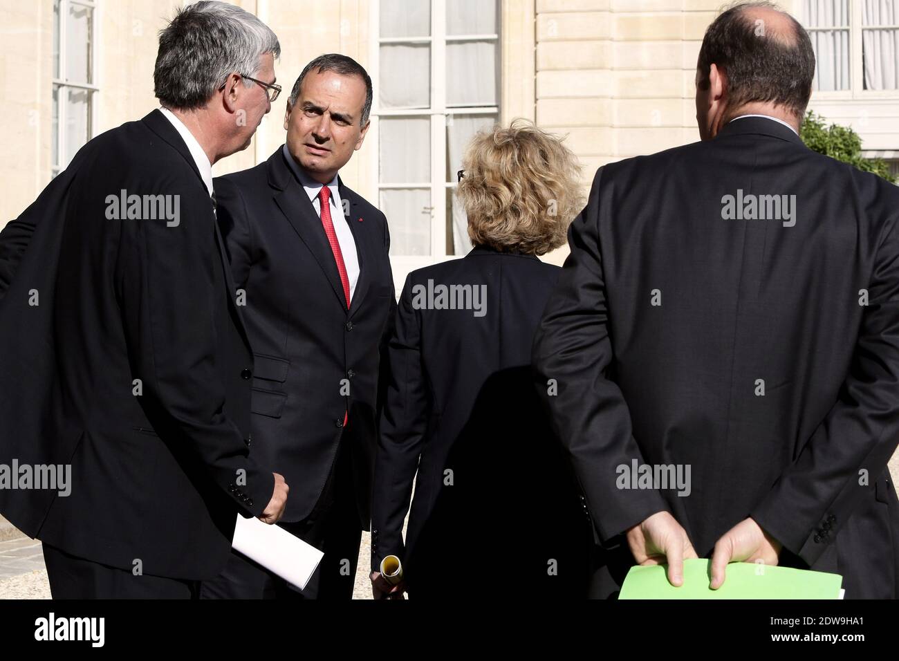 Genevieve Fioraso, ministro junior per l'istruzione superiore e la ricerca, ha incontrato il presidente e amministratore delegato del gruppo Safran Jean Paul Herteman e il direttore generale del gruppo Airbus, Marwan Lahoud, dopo un incontro con il presidente e i capi del gruppo aerospaziale europeo Airbus e della società di ingegneria aerospaziale Safran, Al Palazzo Elysee di Parigi il 16 giugno 2014. Il gruppo aerospaziale europeo Airbus e Safran, produttore di razzi, stanno cercando di realizzare congiuntamente razzi di lancio di nuova generazione per competere con la società americana SpaceX, il giornale finanziario Les Echos ha dichiarato il 15 giugno in una relazione sul suo sito web. Foto di Stephane Foto Stock