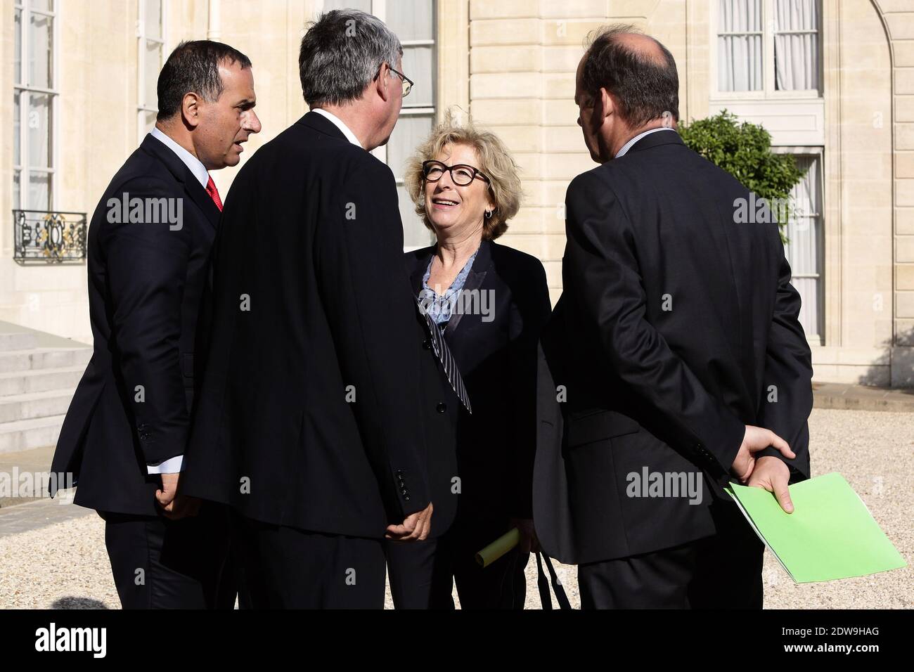 Genevieve Fioraso, ministro junior per l'istruzione superiore e la ricerca, ha incontrato il presidente e amministratore delegato del gruppo Safran Jean Paul Herteman e il direttore generale del gruppo Airbus, Marwan Lahoud, dopo un incontro con il presidente e i capi del gruppo aerospaziale europeo Airbus e della società di ingegneria aerospaziale Safran, Al Palazzo Elysee di Parigi il 16 giugno 2014. Il gruppo aerospaziale europeo Airbus e Safran, produttore di razzi, stanno cercando di realizzare congiuntamente razzi di lancio di nuova generazione per competere con la società americana SpaceX, il giornale finanziario Les Echos ha dichiarato il 15 giugno in una relazione sul suo sito web. Foto di Stephane Foto Stock