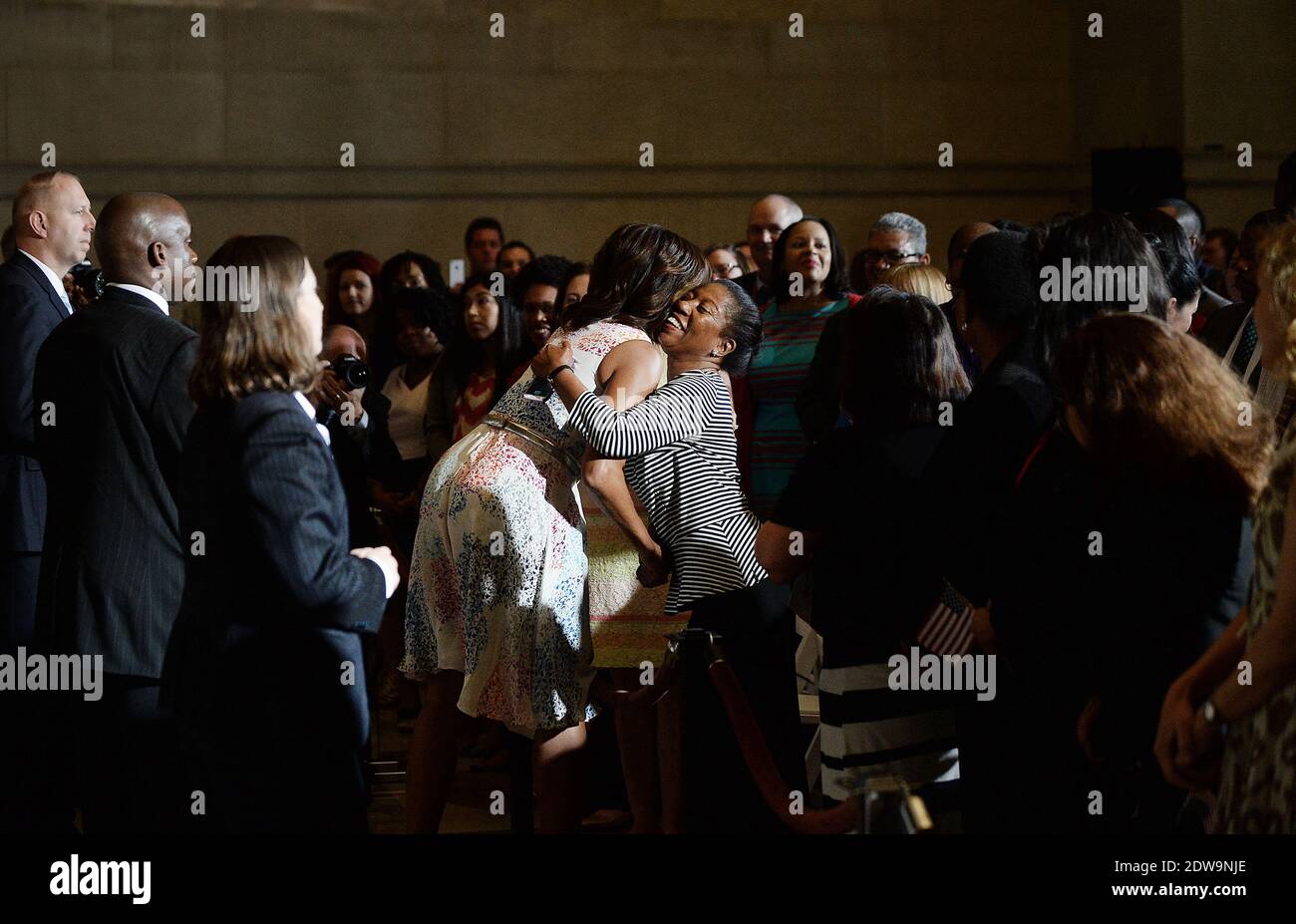 La First Lady Michelle Obama si congratula con la nuova cittadina statunitense dopo una cerimonia di naturalizzazione per 50 nuovi cittadini statunitensi.presso l'Archivio Nazionale, 18 giugno 2014 a Washington, DC. Foto di Olivier Douliery/ABACAUSA.COM Foto Stock