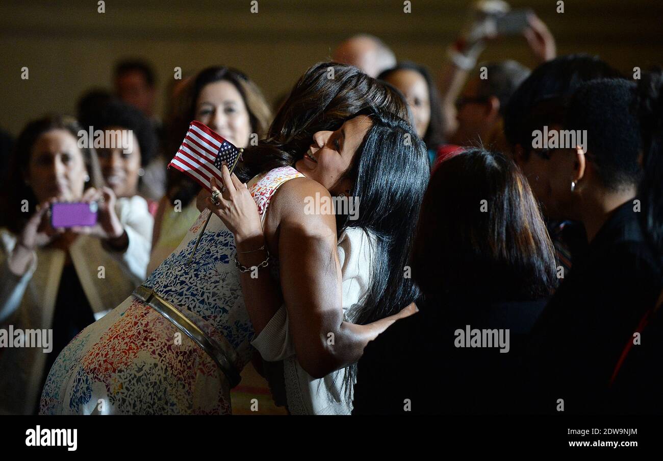 La First Lady Michelle Obama si congratula con la nuova cittadina statunitense dopo una cerimonia di naturalizzazione per 50 nuovi cittadini statunitensi.presso l'Archivio Nazionale, 18 giugno 2014 a Washington, DC. Foto di Olivier Douliery/ABACAUSA.COM Foto Stock