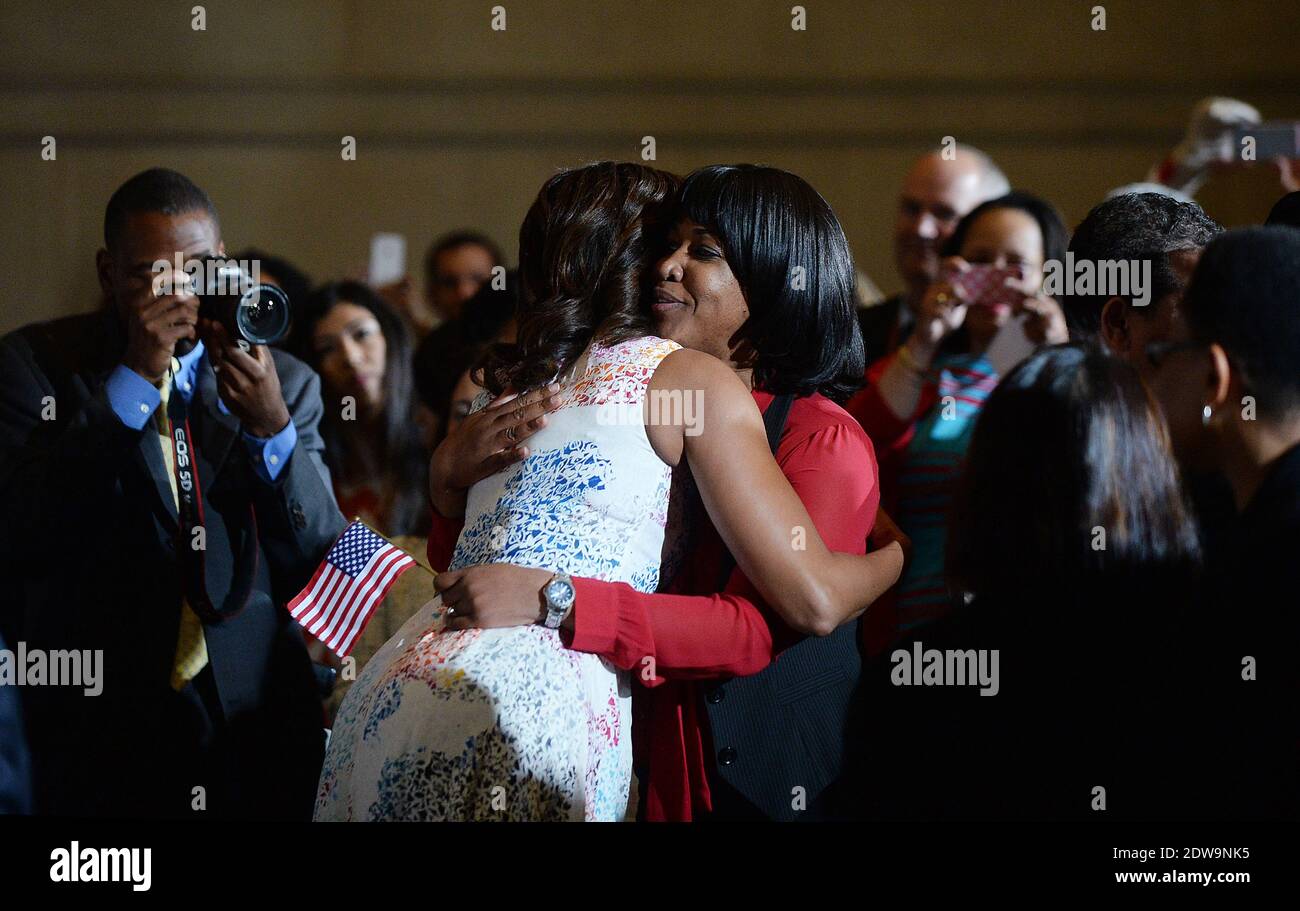 La First Lady Michelle Obama si congratula con la nuova cittadina statunitense dopo una cerimonia di naturalizzazione per 50 nuovi cittadini statunitensi.presso l'Archivio Nazionale, 18 giugno 2014 a Washington, DC. Foto di Olivier Douliery/ABACAUSA.COM Foto Stock