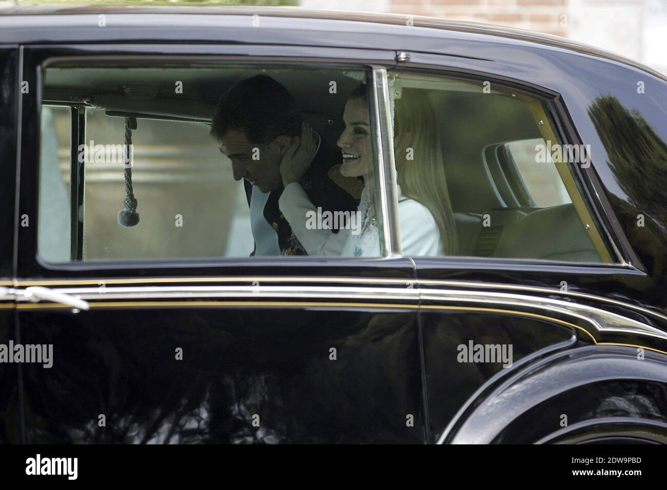 Arrivo del re Felipe VI di Spagna e della regina Letizia di Spagna seguiti dalla principessa Sofia, dalla principessa Leonor, dalla principessa delle Asturie e dal primo ministro Mariano Rajoy alla porta Lions, il Congresso dei deputati durante la cerimonia ufficiale di incoronazione del re il 19 giugno 2014 a Madrid, Spagna. L'incoronazione del Re Felipe VI si svolge a Madrid. Suo padre, l'ex re Juan Carlos di Spagna abdicò il 2 giugno dopo un regno di 39 anni. Il nuovo Re è Unito dalla moglie Regina Letizia di Spagna. Foto di Pool/ABACAPRESS.COM Foto Stock