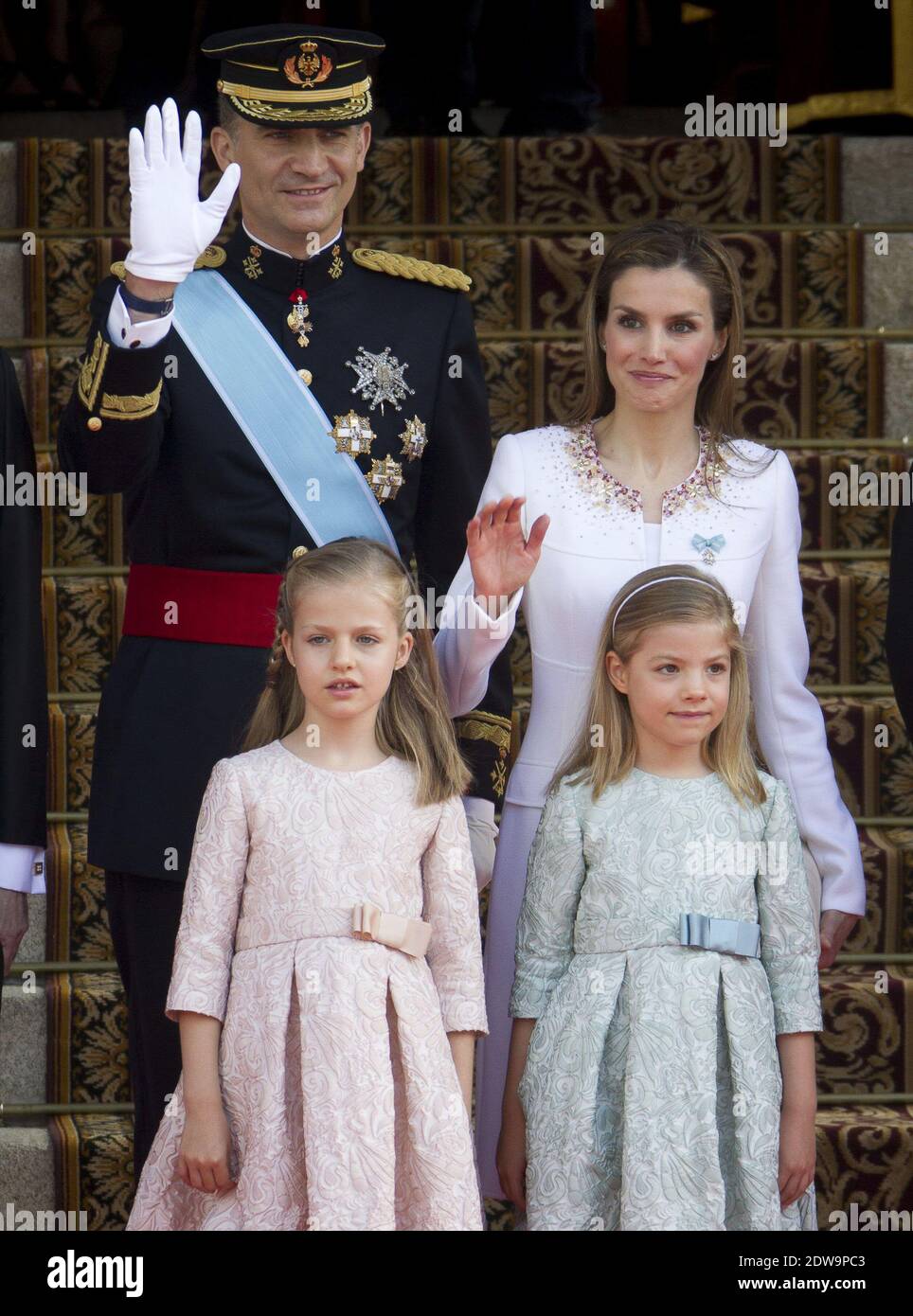 Arrivo del re Felipe VI di Spagna e della regina Letizia di Spagna seguiti dalla principessa Sofia, dalla principessa Leonor, dalla principessa delle Asturie e dal primo ministro Mariano Rajoy alla porta Lions, il Congresso dei deputati durante la cerimonia ufficiale di incoronazione del re il 19 giugno 2014 a Madrid, Spagna. L'incoronazione del Re Felipe VI si svolge a Madrid. Suo padre, l'ex re Juan Carlos di Spagna abdicò il 2 giugno dopo un regno di 39 anni. Il nuovo Re è Unito dalla moglie Regina Letizia di Spagna. Foto di Pool/ABACAPRESS.COM Foto Stock