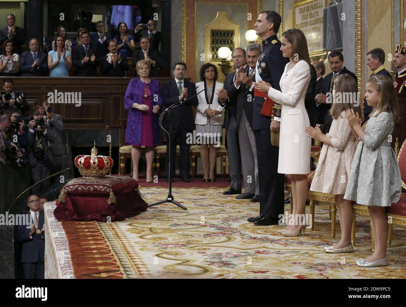 Re Felipe VI di Spagna, Regina Letizia di Spagna e figlie Principessa Sofia e Principessa Leonor, Principessa delle Asturie al Congresso dei deputati durante il primo discorso dei Re per fare la sua proclamazione come Re di Spagna al Parlamento spagnolo il 19 giugno 2014 a Madrid, Spagna. L'incoronazione del Re Felipe VI si svolge a Madrid. Suo padre, l'ex re Juan Carlos di Spagna abdicò il 2 giugno dopo un regno di 39 anni. Il nuovo Re è Unito dalla moglie Regina Letizia di Spagna. Foto Stock