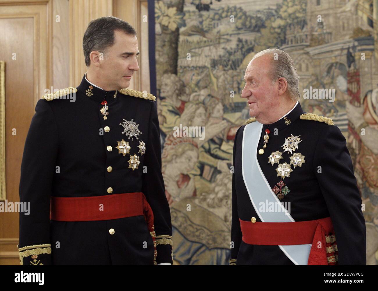 Re Felipe VI e re Juan Carlos. Cerimonia nella Sala d'udienza del Palazzo Zarzuela prima della cerimonia ufficiale di incoronazione del Re il 19 giugno 2014 a Madrid, Spagna. L'incoronazione del Re Felipe VI si svolge a Madrid. Suo padre, l'ex re Juan Carlos di Spagna abdicò il 2 giugno dopo un regno di 39 anni. Il nuovo Re è Unito dalla moglie Regina Letizia di Spagna. Foto di Pool/ABACAPRESS.COM Foto Stock