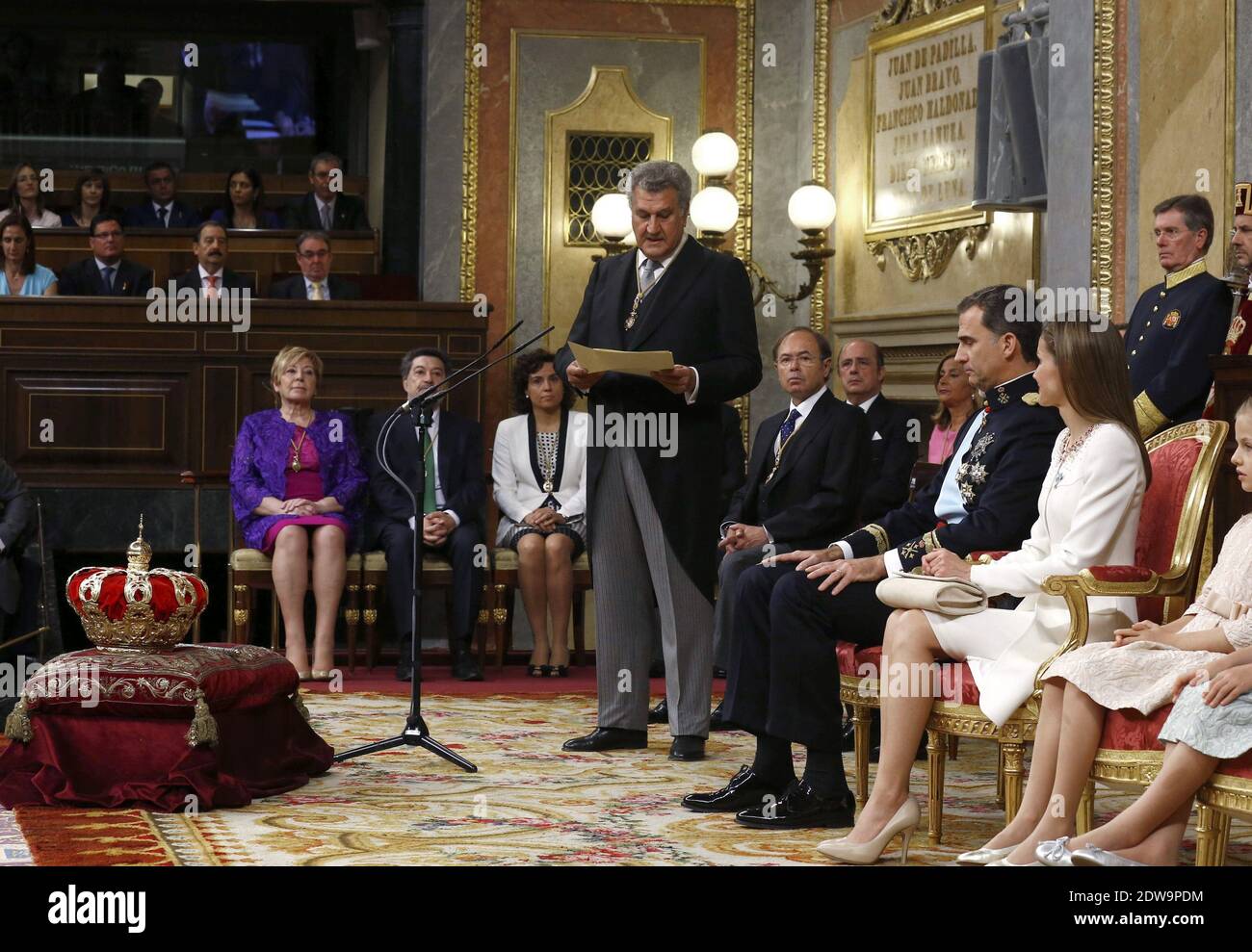 Re Felipe VI di Spagna, Regina Letizia di Spagna e figlie Principessa Sofia e Principessa Leonor, Principessa delle Asturie al Congresso dei deputati durante il primo discorso dei Re per fare la sua proclamazione come Re di Spagna al Parlamento spagnolo il 19 giugno 2014 a Madrid, Spagna. L'incoronazione del Re Felipe VI si svolge a Madrid. Suo padre, l'ex re Juan Carlos di Spagna abdicò il 2 giugno dopo un regno di 39 anni. Il nuovo Re è Unito dalla moglie Regina Letizia di Spagna. Foto Stock