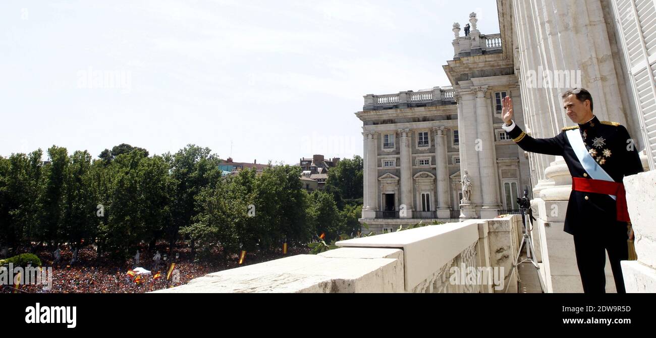 Il re Felipe VI saluta folle di wellwishers che appaiono sul balcone del Palazzo reale durante la cerimonia ufficiale di incoronazione del Re il 19 giugno 2014 a Madrid, Spagna. L'incoronazione del Re Felipe VI si svolge a Madrid. Suo padre, l'ex re Juan Carlos di Spagna abdicò il 2 giugno dopo un regno di 39 anni. Il nuovo Re è Unito dalla moglie Regina Letizia di Spagna. Foto di Pool/ABACAPRESS.COM Foto Stock