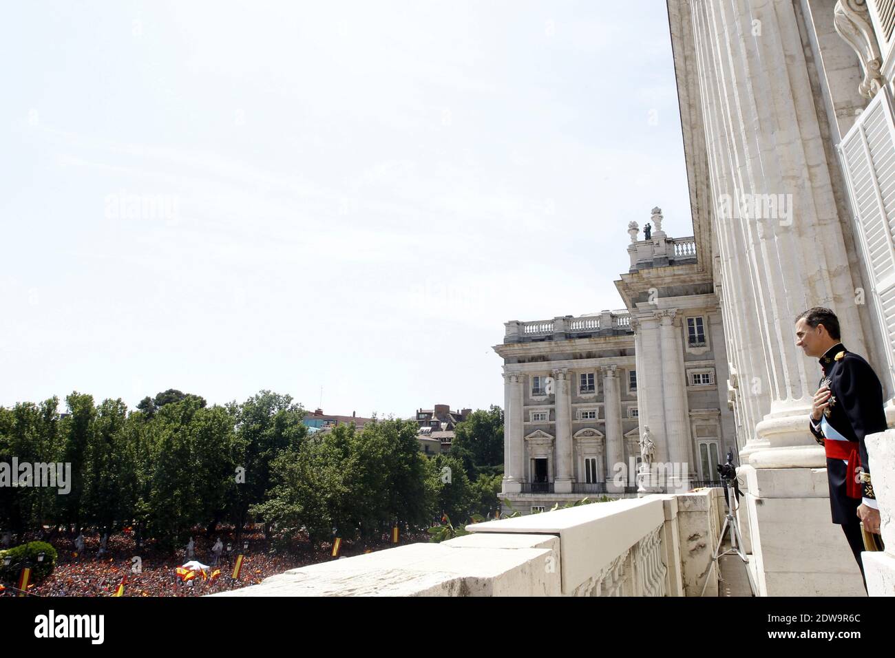 Il re Felipe VI saluta folle di wellwishers che appaiono sul balcone del Palazzo reale durante la cerimonia ufficiale di incoronazione del Re il 19 giugno 2014 a Madrid, Spagna. L'incoronazione del Re Felipe VI si svolge a Madrid. Suo padre, l'ex re Juan Carlos di Spagna abdicò il 2 giugno dopo un regno di 39 anni. Il nuovo Re è Unito dalla moglie Regina Letizia di Spagna. Foto di Pool/ABACAPRESS.COM Foto Stock