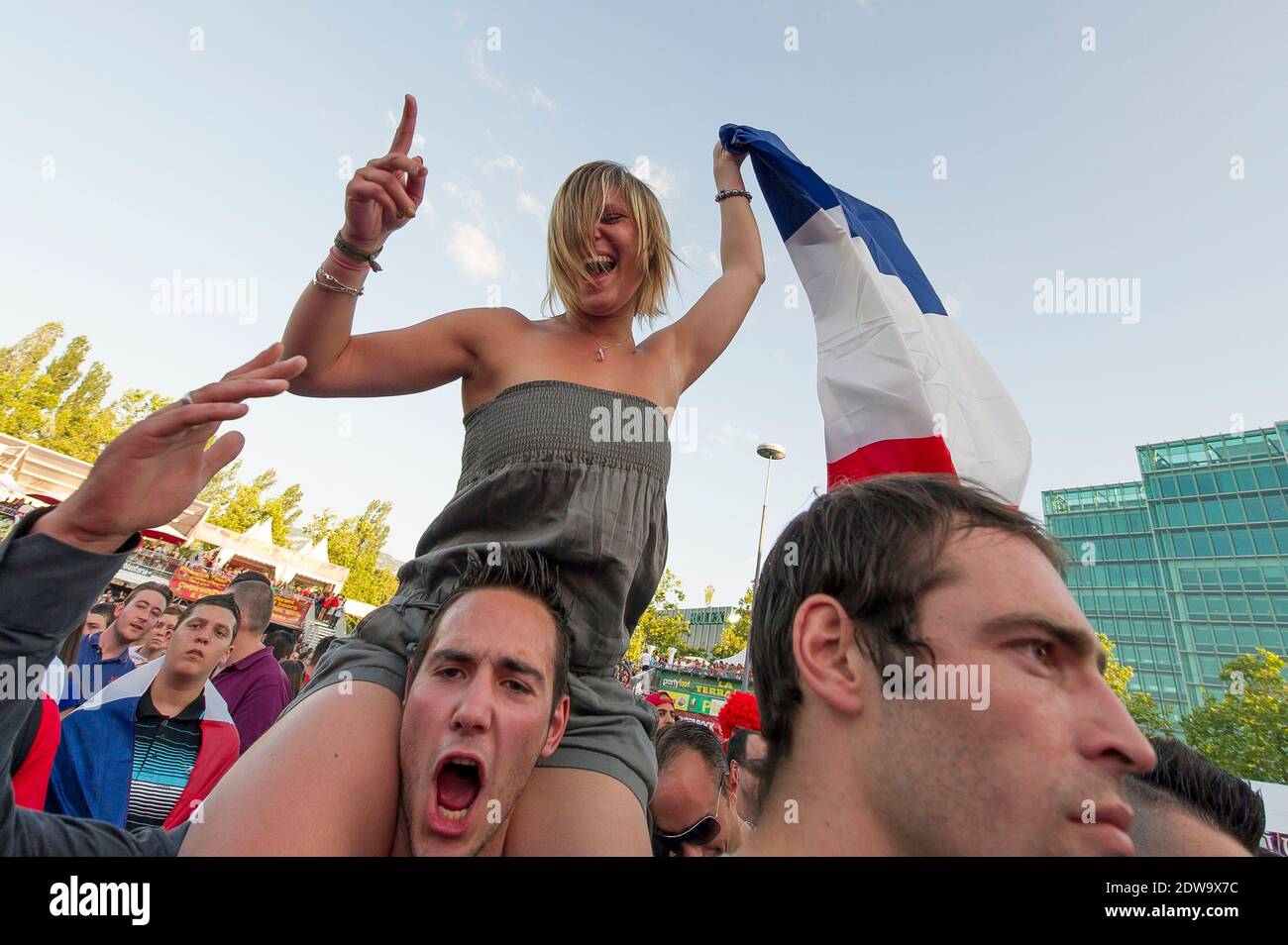 Tifosi e sostenitori francesi guardano la Francia contro la Svizzera come parte della Coppa del mondo Brasile 2014 a Ginevra, Svizzera, il 20 giugno 2014. Foto di Gilles Bertrand/ABACAPRESS.COM Foto Stock