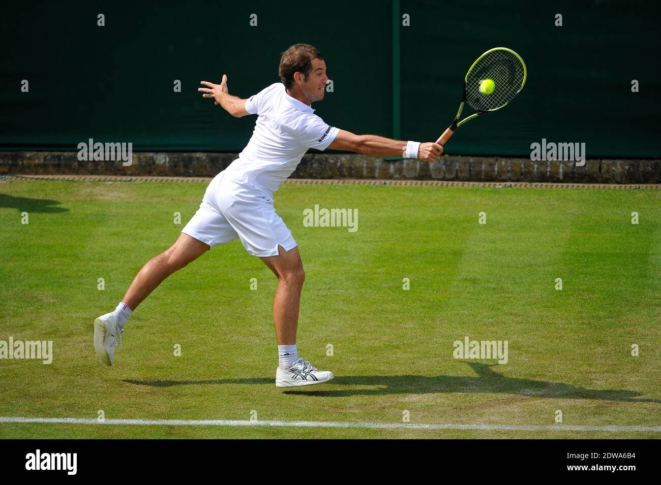 Richard Gasquet della Francia in azione durante la prima partita dei GENGLEMEN's Singles contro James Duckworth dell'Australia il secondo giorno dei Campionati di tennis al campo da tennis di prato dell'All England Tennis and Croquet Club a Wimbledon, Londra, Regno Unito il 24 giugno 2014. Foto di Corinn Dubreuil/ABACAPRESS.COM Foto Stock