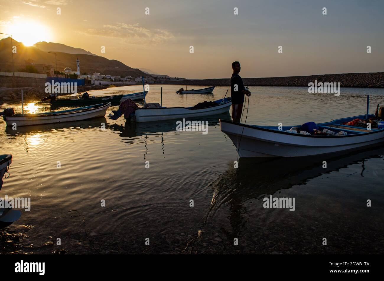 Tiwi, Oman. 26 Maggio 2014. I pescatori dell'Oman gettano le reti nel porto del villaggio di Tiwi, spesso trascurati come una potenziale destinazione di viaggio e tuttavia la sua ricca storia e la cultura secolare che ha così tanto da offrire. Oman è un paesaggio incredibilmente diversificato di alate tropicali con palme, deserti remoti e verdi montagne terrazzate, prosperosi Souk e una delle persone più accoglienti della regione del Golfo Arabico e deve meritare ulteriore attenzione. Credit: John Wreford/SOPA Images/ZUMA Wire/Alamy Live News Foto Stock