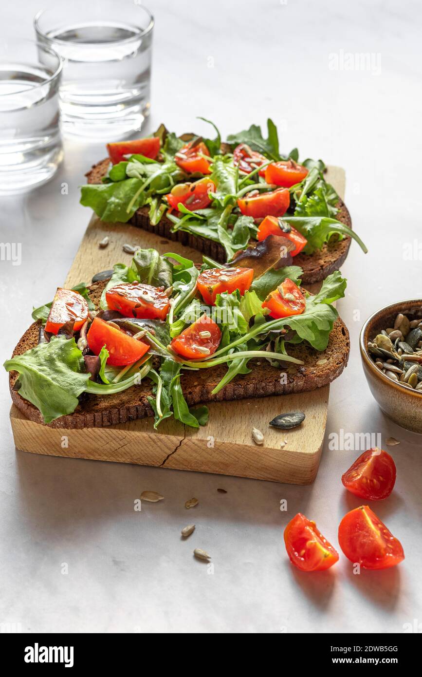 Bruschetta con insalata e pomodori Foto Stock