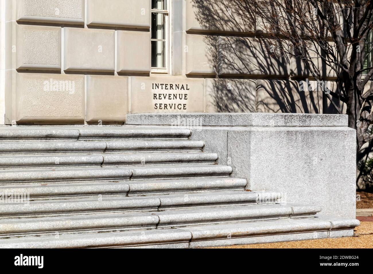 Washington D.C., USA - 1 marzo 2020: Segno dell'IRS (Internal Revenue Service) degli Stati Uniti nel loro edificio centrale a Washington, D.C. USA. Foto Stock