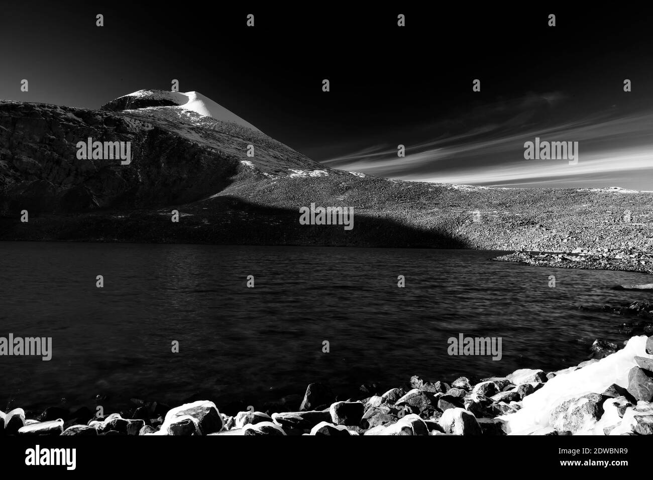 Montagna sacra Otgontenger e il lago Badrakhundaga incontaminato alla sua base nella provincia di Zavkhan, Mongolia Foto Stock