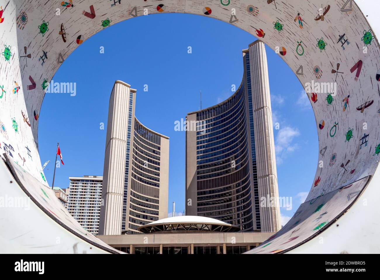Toronto City Hall vedendo attraverso la lettera 'o' a Nathan Phillips Square. Toronto è la capitale provinciale dell'Ontario Foto Stock
