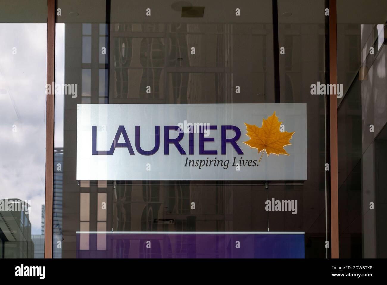 Insegna della Wilfrid Laurier University presso il loro ufficio di Toronto. Foto Stock