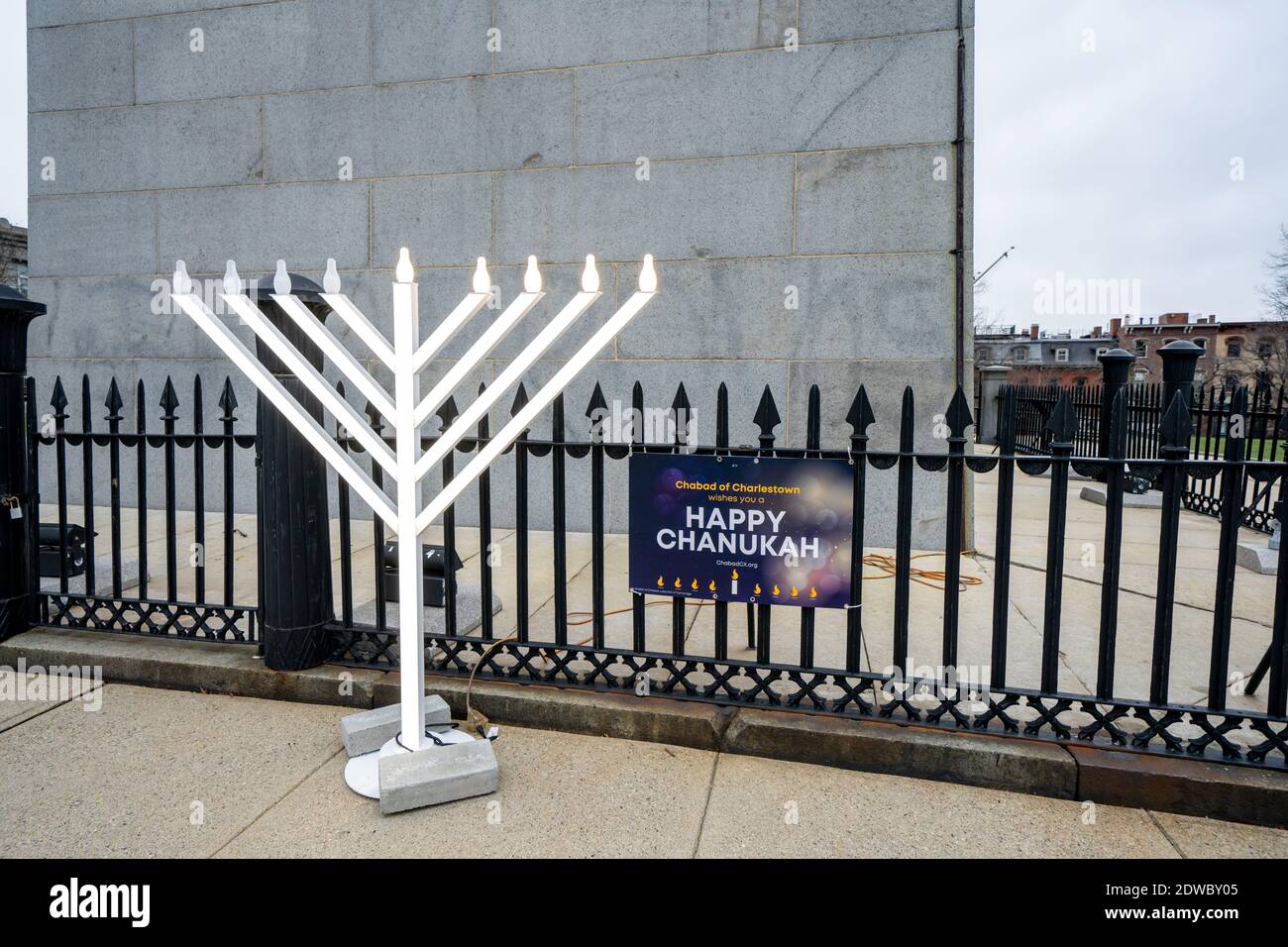Bunker Hill Monument Boston ma USA e Hanukkah Menorah Foto Stock