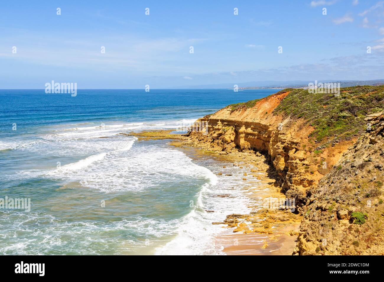 Le scogliere di arenaria a Point Addis sono costantemente modellate dalle onde dell'Oceano Meridionale - Anglesea, Victoria, Australia Foto Stock