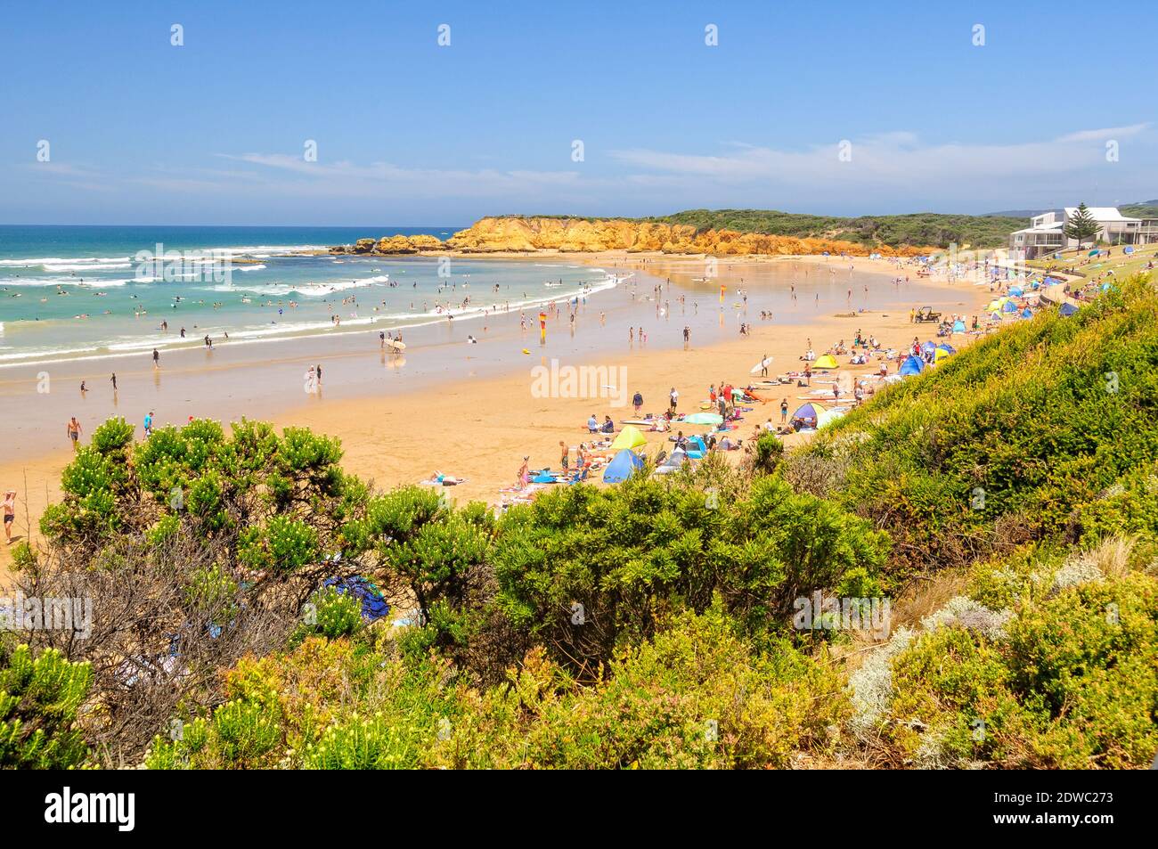 I turisti e gli abitanti del luogo si godono un'ottima vacanza sulla spiaggia sabbiosa di Front Beach a Point Danger - Torquay, Victoria, Australia Foto Stock