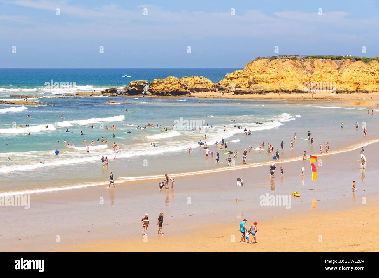 I turisti e gli abitanti del luogo si godono un'ottima vacanza sulla spiaggia sabbiosa di Front Beach a Point Danger - Torquay, Victoria, Australia Foto Stock