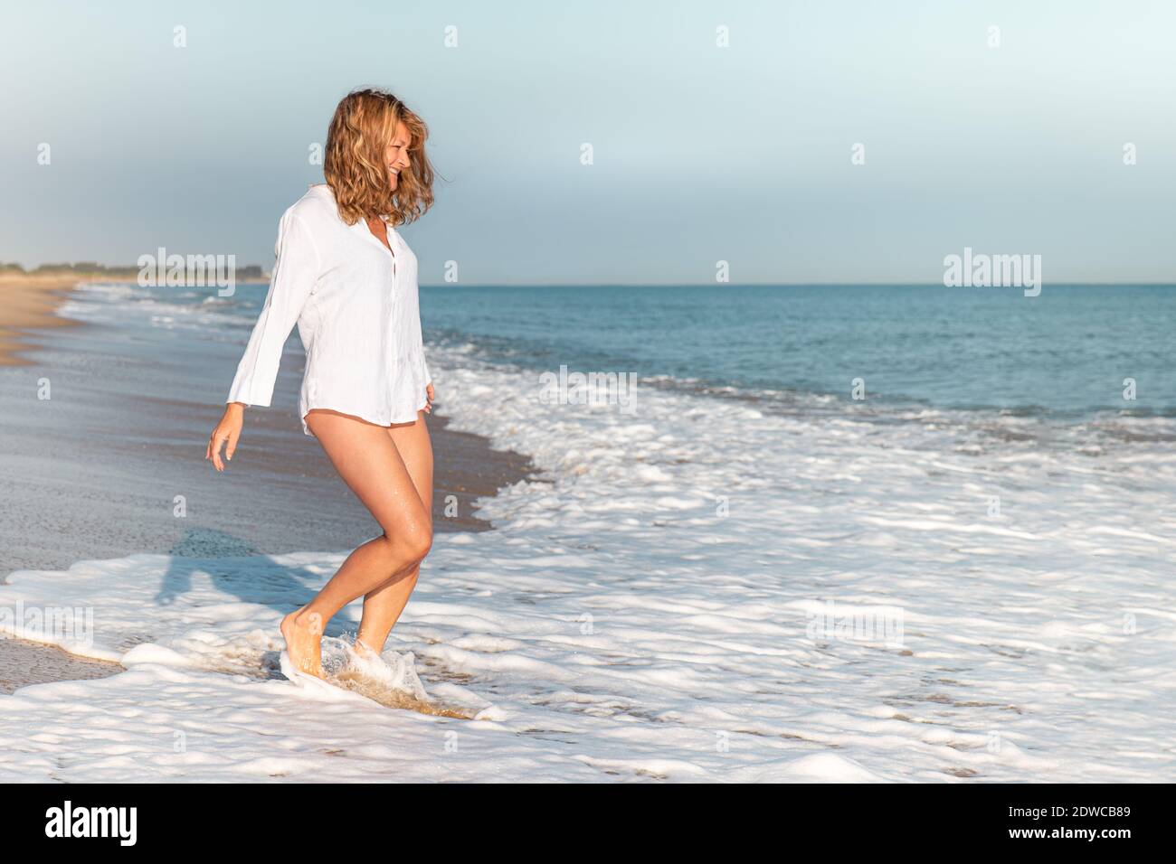 Donna in vacanza godendo il mare Foto Stock