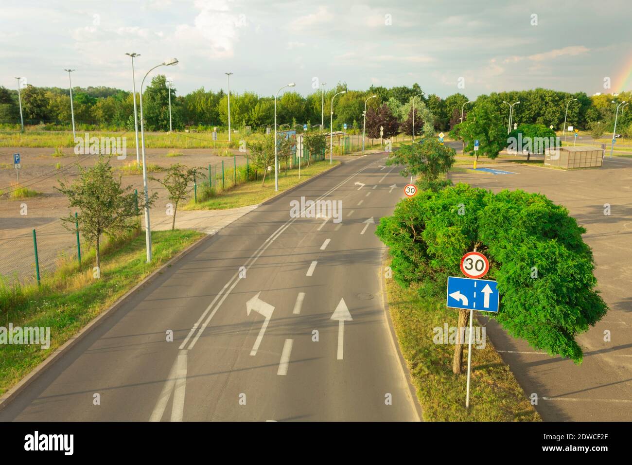 Segnaletica stradale con frecce e cartelli. Strada con limite di velocità fino a 30 km Foto Stock