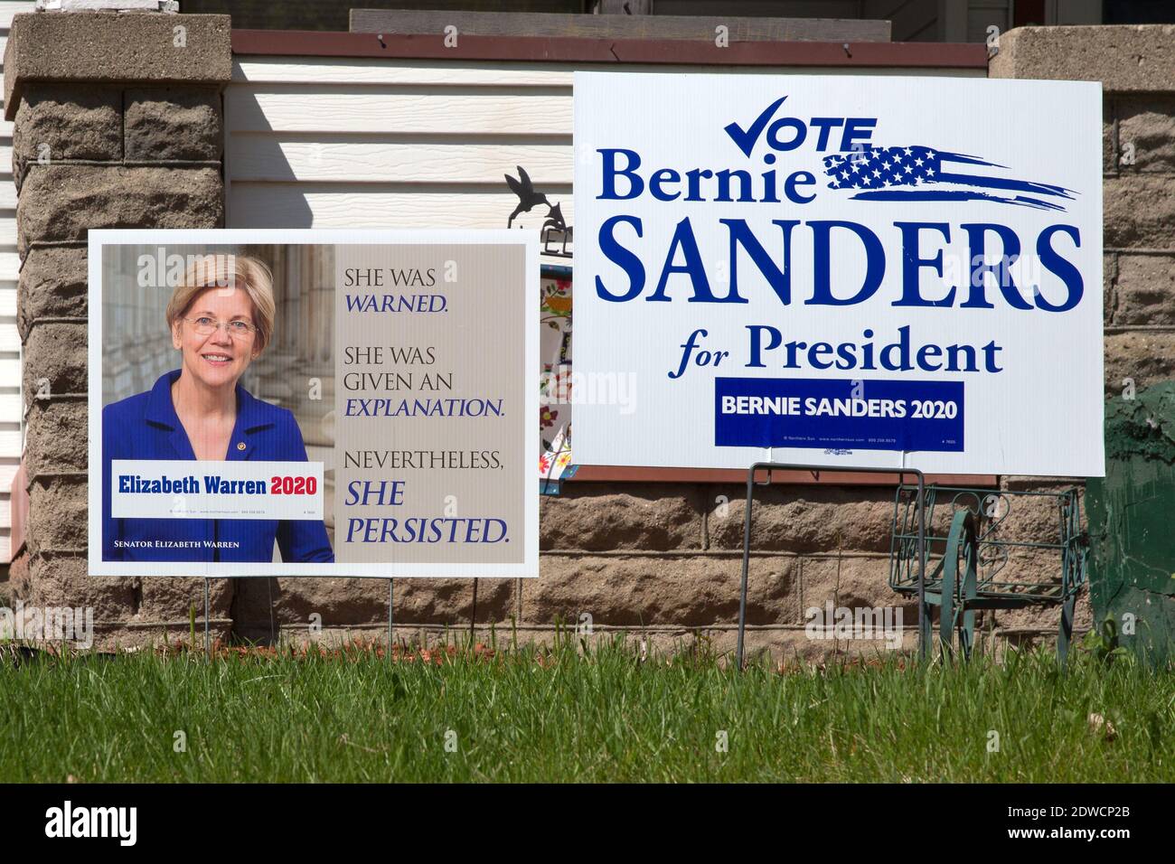 Yard segni per il candidato presidenziale democratico progessivo Elizbeth Warren e Bernie Sanders indipendente progressista a Minneapolis, Minnesota Foto Stock