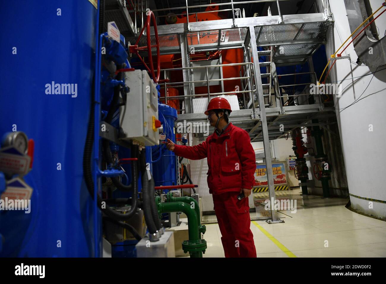 L'ultima unità a turbina della centrale di stoccaggio a pompaggio Jixi è collegata alla rete elettrica per la generazione di energia, il che indica che il più grande numero di pum della Cina Foto Stock