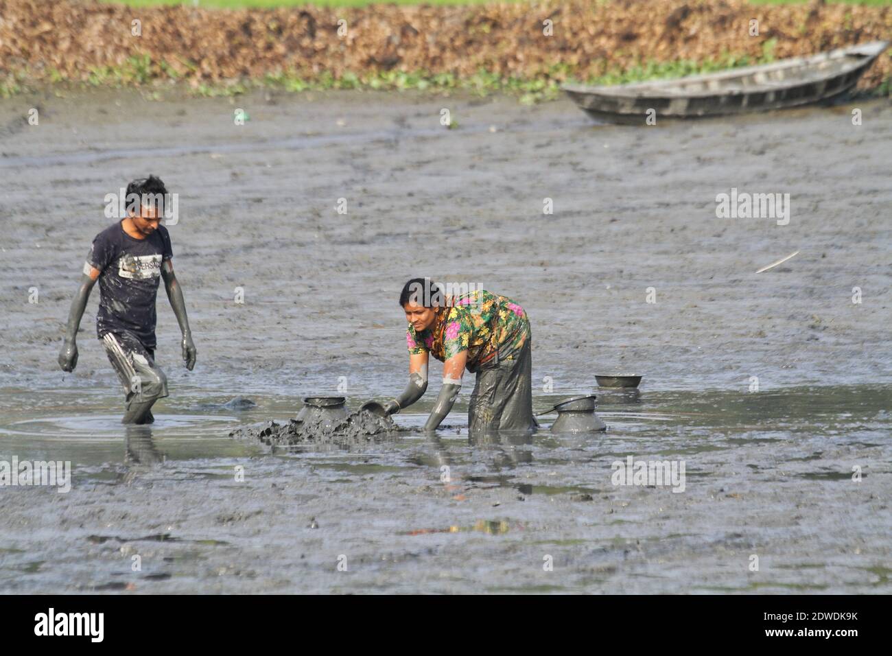 Dall'inizio della stagione secca corrente, l'acqua di canali, fiumi, canali e stagni in Tannagail è in declino festival di sharpy.Fishing Foto Stock