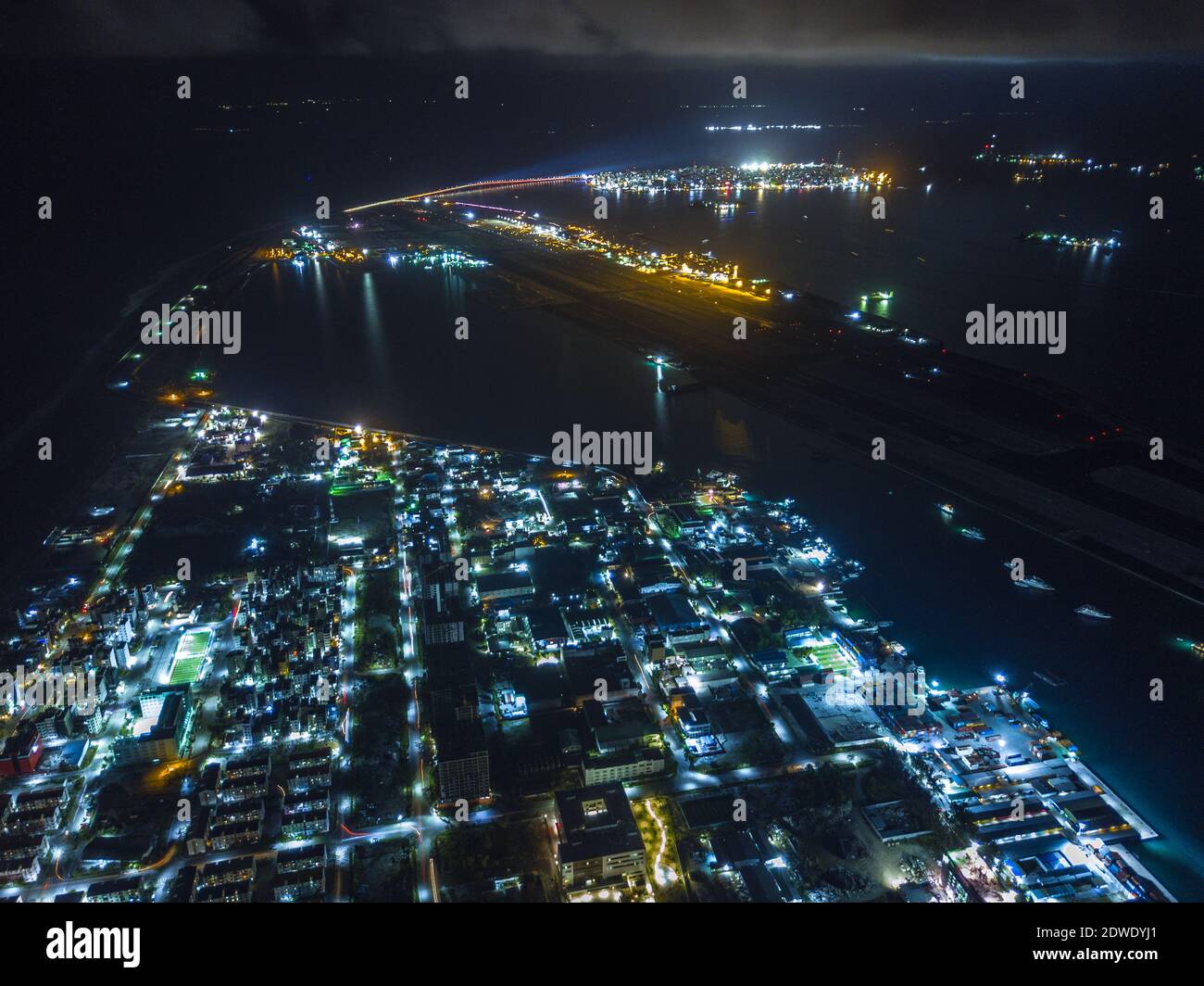 Foto aerea di Male', Hulhumale' e l'aeroporto di notte. Maldive Foto Stock