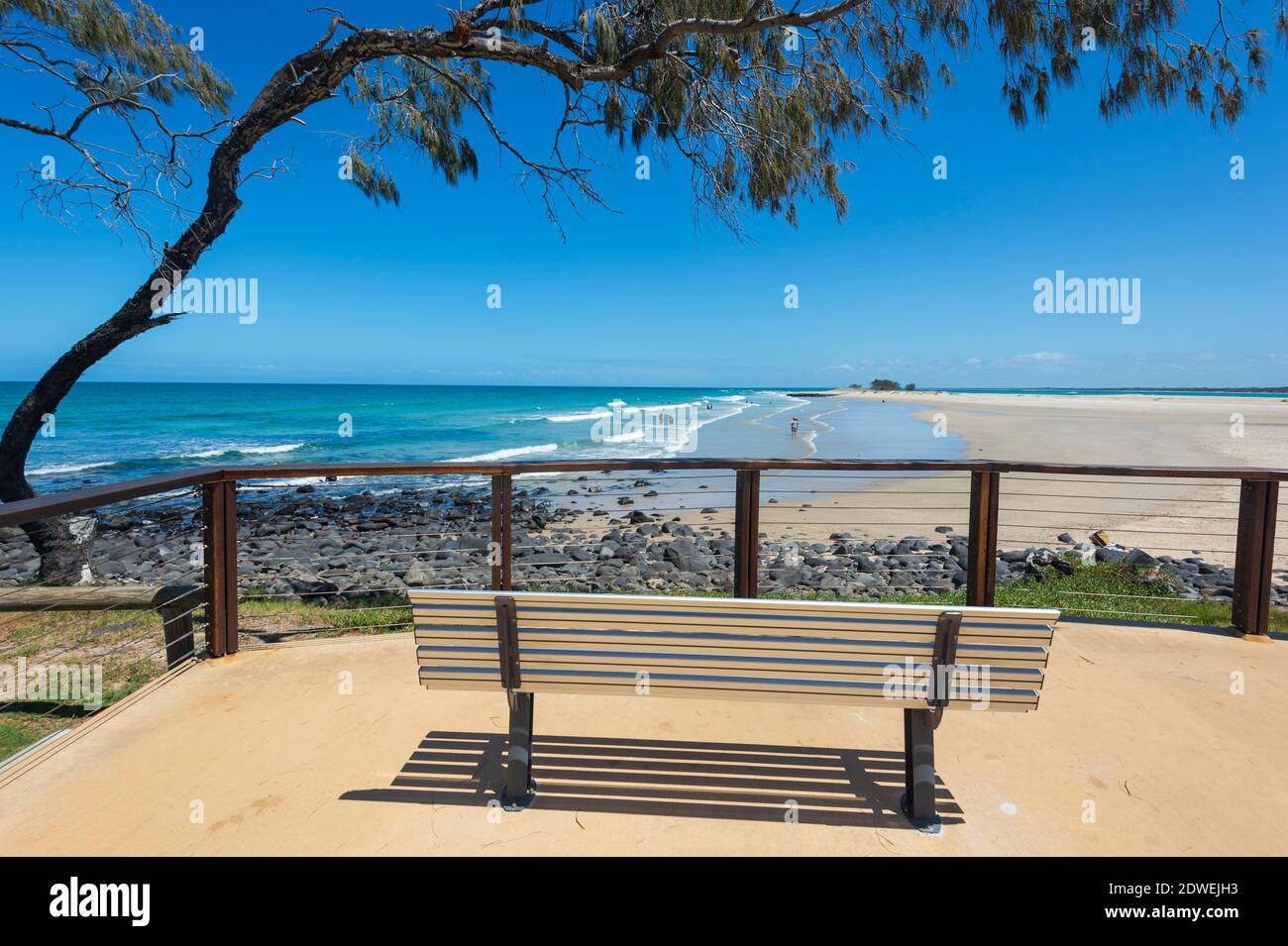 Panchina di fronte alla spiaggia di sabbia di Elliott Heads, Queensland, QLD, Australia Foto Stock