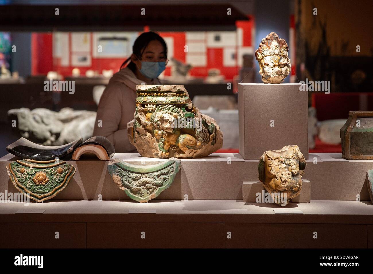(201223) -- NANJING, 23 dicembre 2020 (Xinhua) -- UN visitatore guarda gli oggetti esposti al '1420: Nanjing to Beijing' mostra di reliquie culturali che segna il 600 ° anniversario della capitale commovente della Dinastia Ming (1368-1644) a Nanjing, nella provincia di Jiangsu della Cina orientale, 22 dicembre 2020. Orchestrata dall'Amministrazione del Museo di Nanjing, con 340 pezzi (set) di cimeli culturali selezionati, la mostra racconta una storia di come la dinastia Ming ha spostato la sua capitale da Nanjing a Pechino esattamente 600 anni fa, e svela le uniche culture storiche delle due città. (Foto di su Yang/Xinhua) Foto Stock