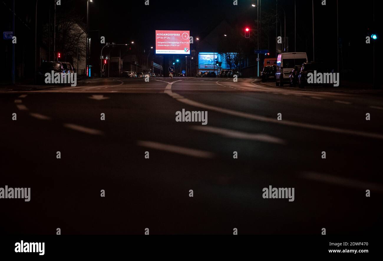Oberhausen, Germania. 22 dicembre 2020. Una mostra a Oberhausen-Sterkrade indica il coprifuoco. A Oberhausen, dal 22.12 si applicano restrizioni severe al coprifuoco. 2020 a causa del Coronavirus. La città ha deciso il coprifuoco tra le 21:00 e le 5:00. Credit: Fabian Strauch/dpa/Alamy Live News Foto Stock
