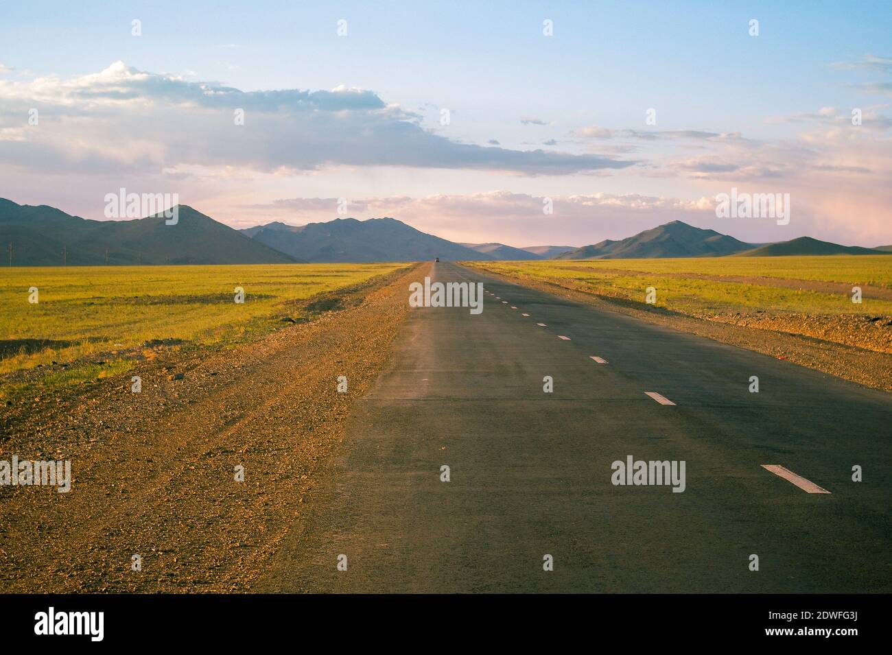 Bella Mongolian Road con asfalto con un cielo grigio e. nuvole bianche Foto Stock