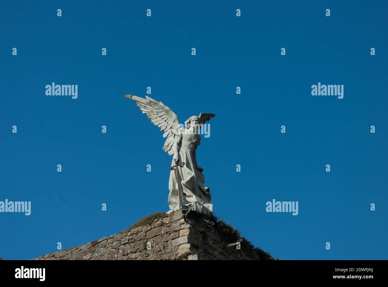 Angelo sterminato bianco su un muro cimitero a Comillas in Il nord della Spagna Foto Stock