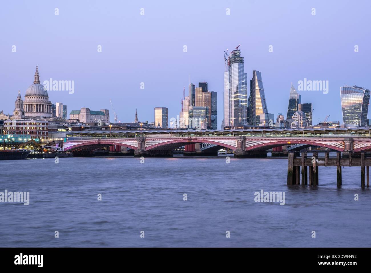 Il centro di Londra e i suoi edifici durante un tramonto rosa in un cielo limpido Foto Stock