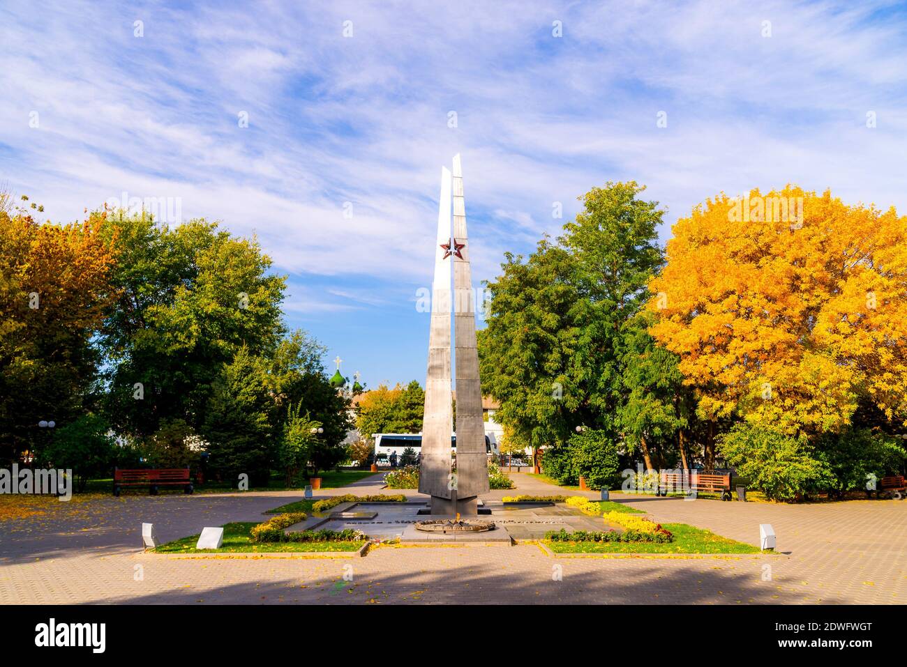 Astrakhan, Russia - 06 ottobre 2019: Obelisco in memoria di coloro che sono stati uccisi durante la Grande Guerra Patriottica nel Parco di Bratsk. Foto Stock